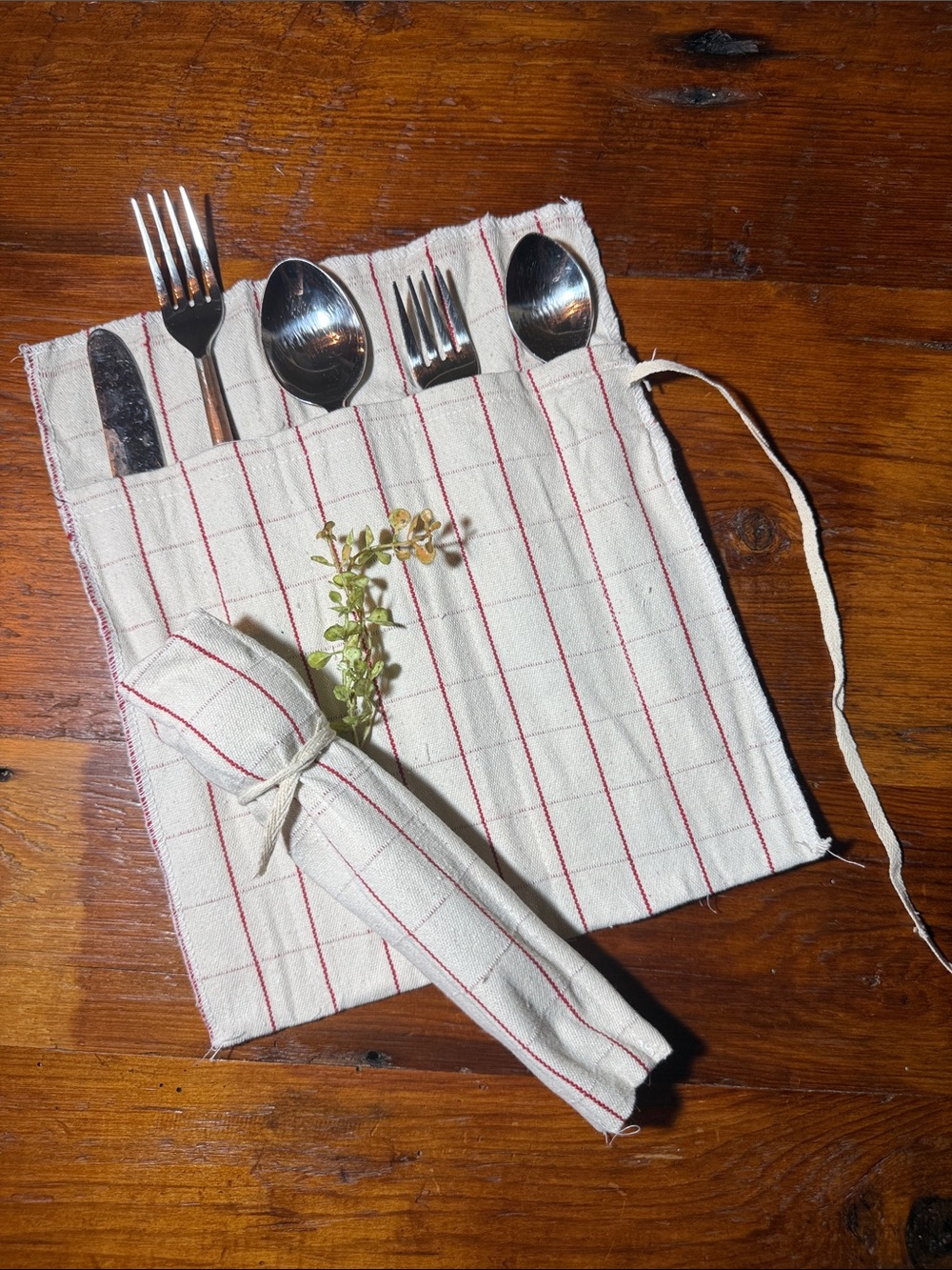🍴 🥄 Set of 6 Silverware Wraps in Cream and Red Plaid with Tie String
